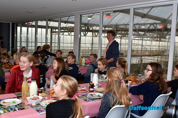 Schoolontbijt met uitzicht op de biggetjes en varkens bij de Varkenshoff - Foto: Johan Bokma