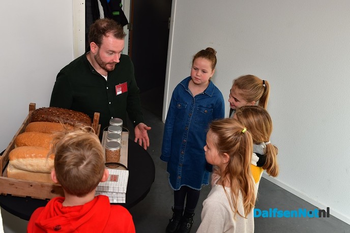 Schoolontbijt met uitzicht op de biggetjes en varkens bij de Varkenshoff - Foto: Johan Bokma