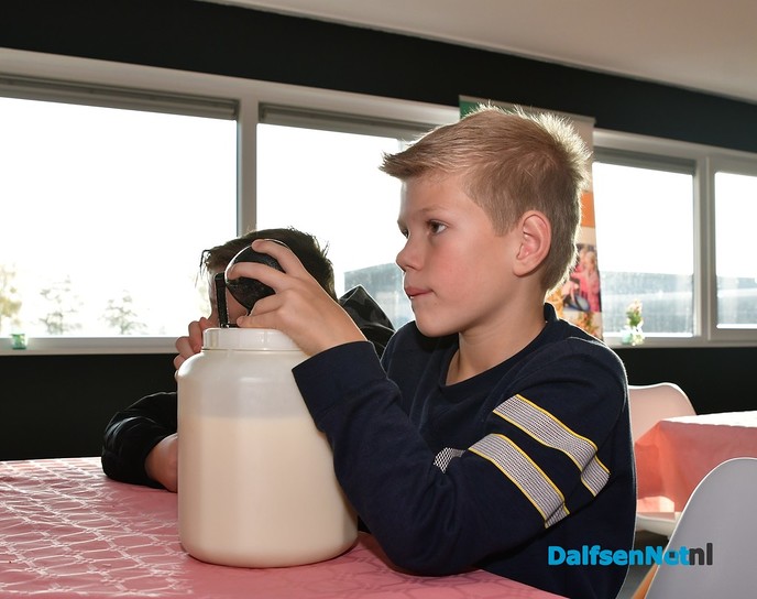 Schoolontbijt met uitzicht op de biggetjes en varkens bij de Varkenshoff - Foto: Johan Bokma