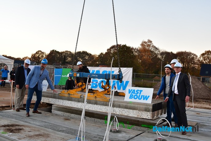 Gezamelijke starthandeling bouw fase 2 Oosterdalfsen - Foto: Johan Bokma