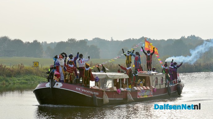 Hij komt, hij komt… Sinterklaas meert zaterdagmiddag aan in Dalfsen - Foto: Johan Bokma
