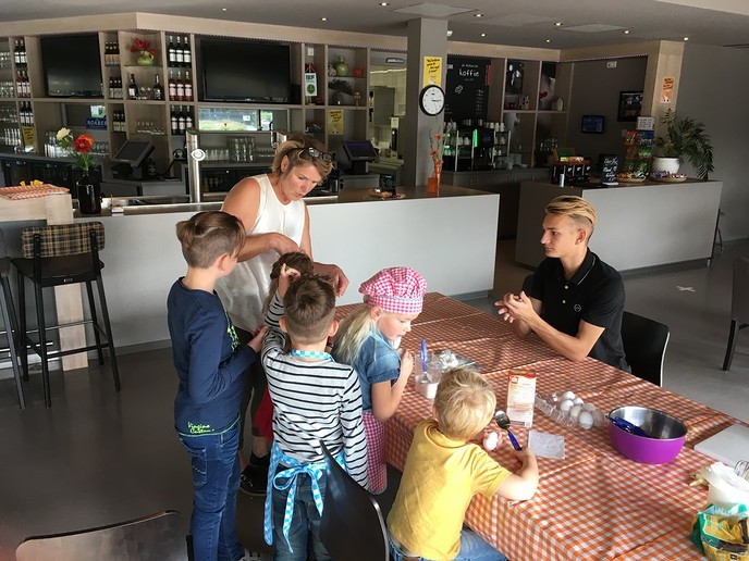 Kids steken de handen uit de mouwen - Foto: Eigen geleverde foto