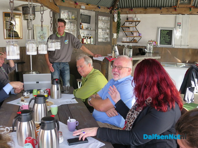 Het college van Dalfsen op bezoek bij Decohof - Foto: Wim