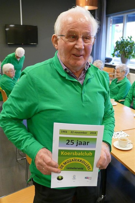 Oorkonde Wim Baarslag voor 25 jaar koersbal - Foto: Eigen geleverde foto