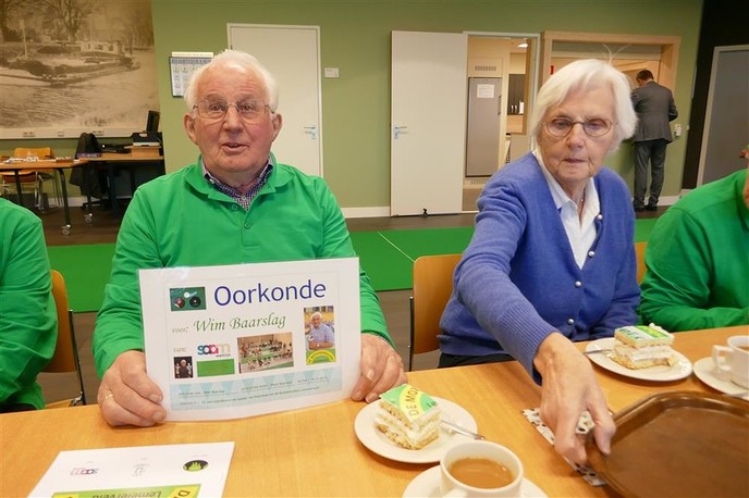 Oorkonde Wim Baarslag voor 25 jaar koersbal - Foto: Eigen geleverde foto