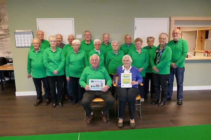 Oorkonde Wim Baarslag voor 25 jaar koersbal - Foto: Eigen geleverde foto