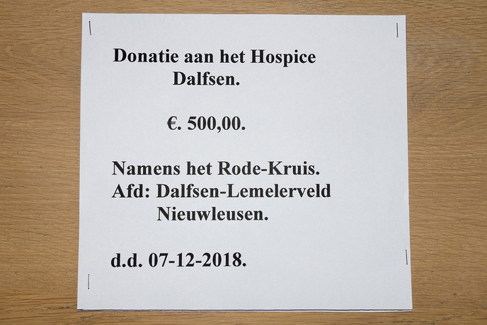 Rode Kruis schenkt € 500 aan Hospice Dalfsen - Foto: Geert Bistervels