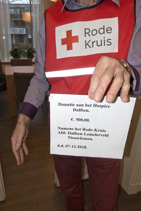 Rode Kruis schenkt € 500 aan Hospice Dalfsen - Foto: Geert Bistervels