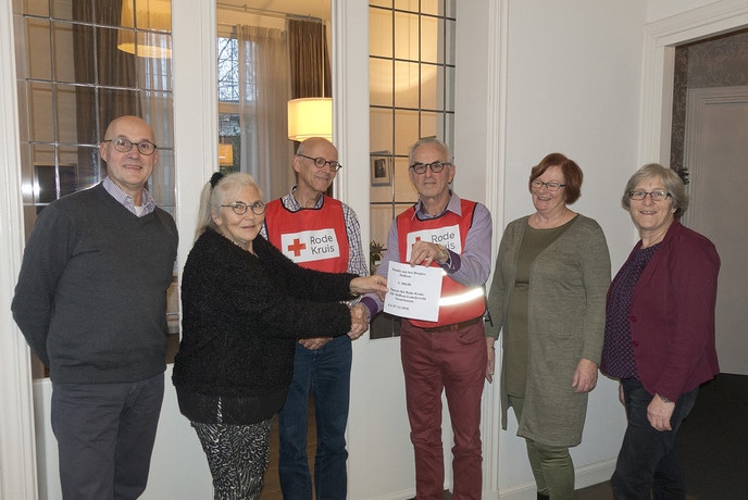 Rode Kruis schenkt € 500 aan Hospice Dalfsen - Foto: Geert Bistervels