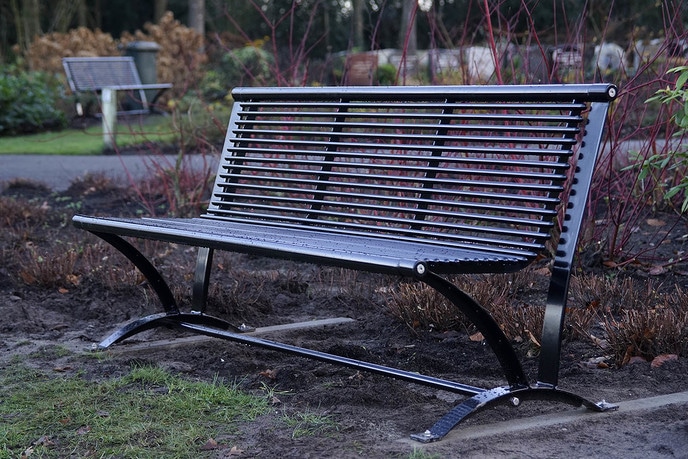 Nieuwe metalen banken bij begraafplaats - Foto: Paul Scholten