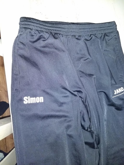 Simon: Je broek (trainingsbroek) is boven water
