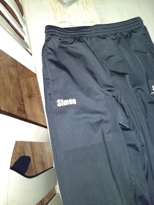 Simon: Je broek (trainingsbroek) is boven water