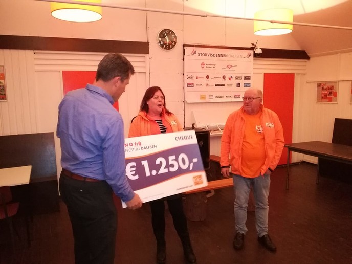 PLINQ-Loopfestijn schenkt aan Kika - Foto: Eigen geleverde foto