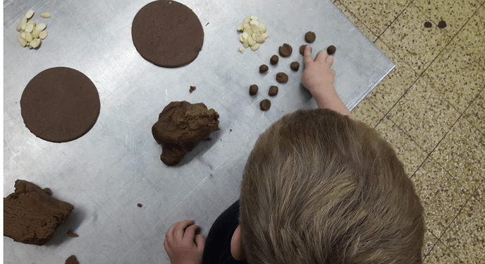 Uitstapje kinderen  Partou naar plaatselijke bakker - Foto: Eigen geleverde foto