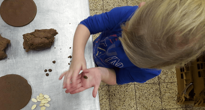 Uitstapje kinderen  Partou naar plaatselijke bakker - Foto: Eigen geleverde foto
