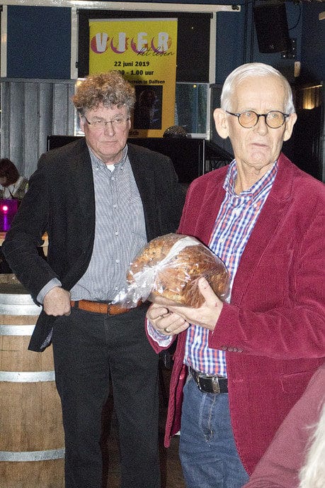 Wim Schrijver krijgt brood van verdienste - Foto: Geert Bistervels
