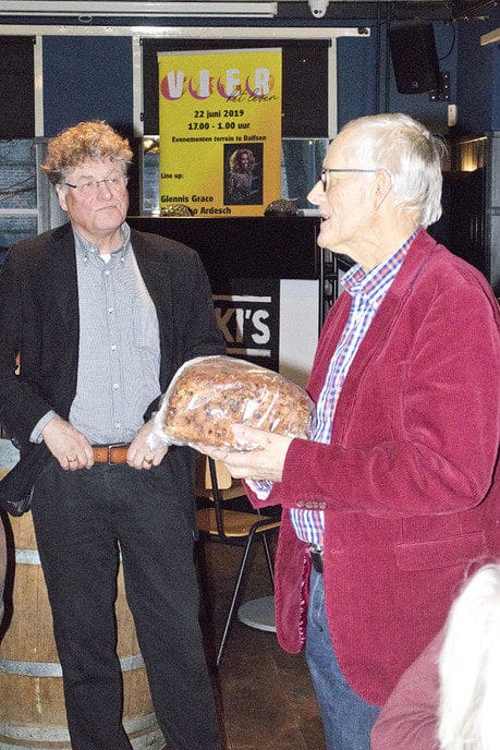 Wim Schrijver krijgt brood van verdienste - Foto: Geert Bistervels