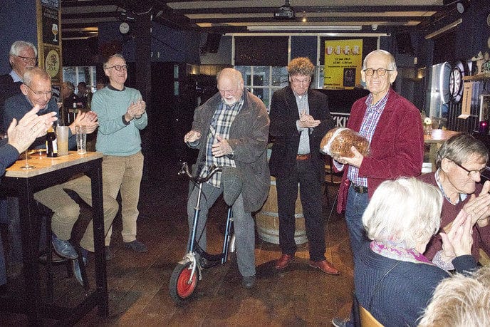 Wim Schrijver krijgt brood van verdienste - Foto: Geert Bistervels