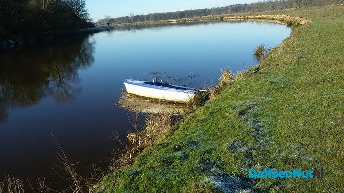Bootje drijft in de Vecht. - Foto: Ingezonden foto