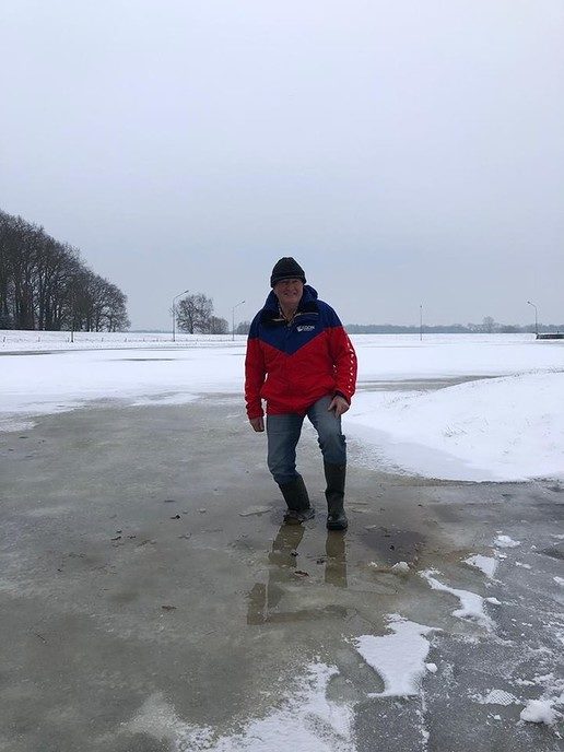 IJsmeester zakt door het ijs bij IJsclub Stokvisdennen