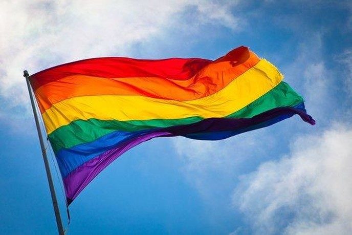 Motie leidt tot wapperende regenboogvlag