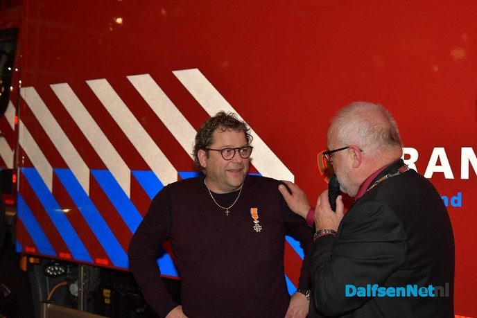 Lintje voor brandweerman Wiljo Wienen - Foto: Johan Bokma