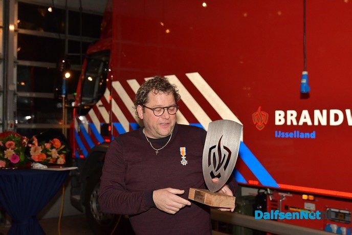 Lintje voor brandweerman Wiljo Wienen - Foto: Johan Bokma