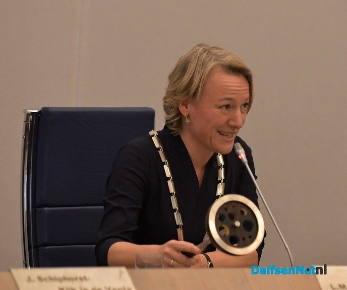 Burgemeester Erica van Lente geïnstalleerd. - Foto: Johan Bokma