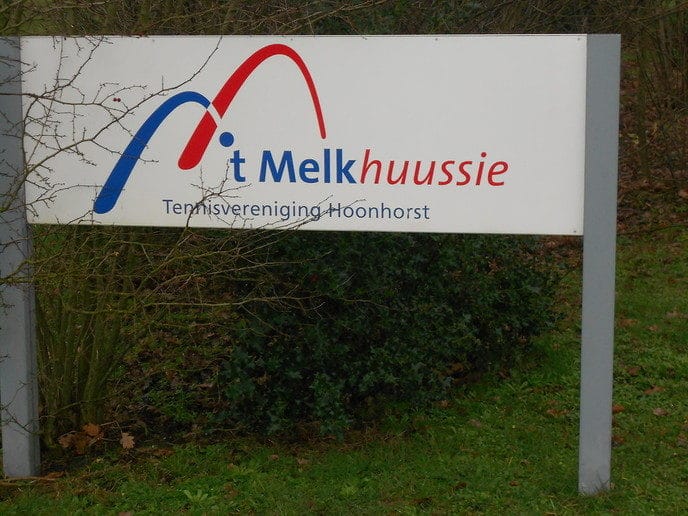 Flinke vuurwerkschade tennisbanen: veroorzakers gezocht