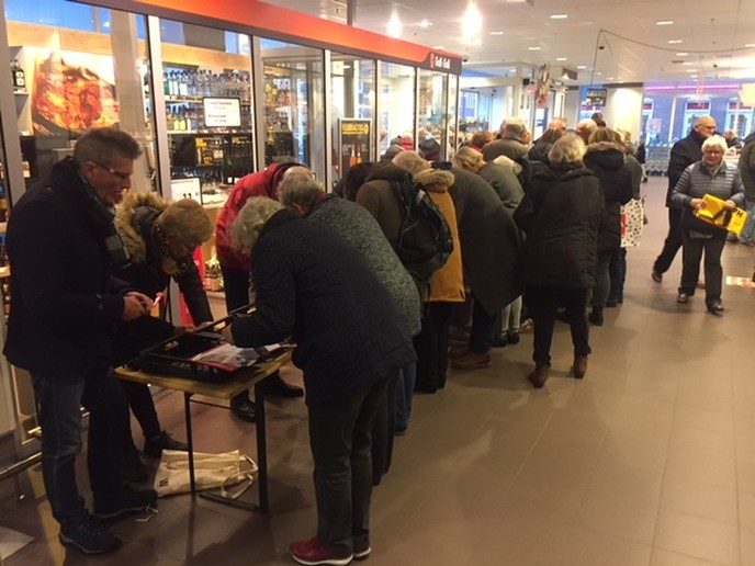 Grote drukte bij plaatjes ruilen - Foto: Eigen geleverde foto