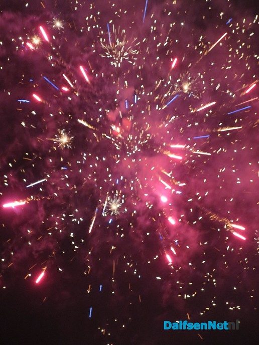 Dorpsvuurwerk Hoonhorst weer groot succes - Foto: Wim