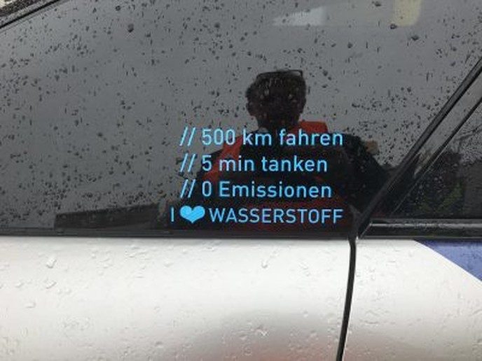 Bezoek aan waterstoffabriek biedt stof tot nadenken