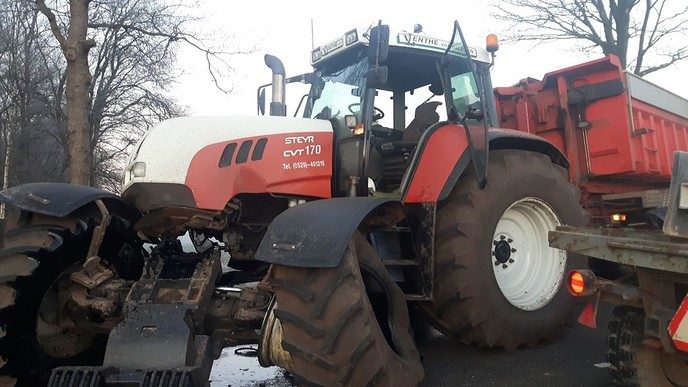 Gewonde bij aanrijding met tractor, Dedemsweg Dalfsen