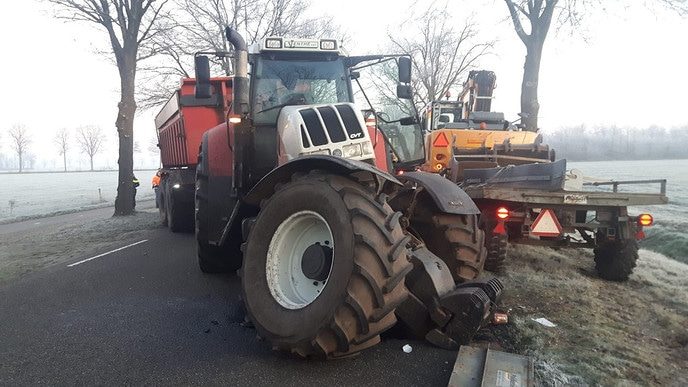Gewonde bij aanrijding met tractor, Dedemsweg Dalfsen