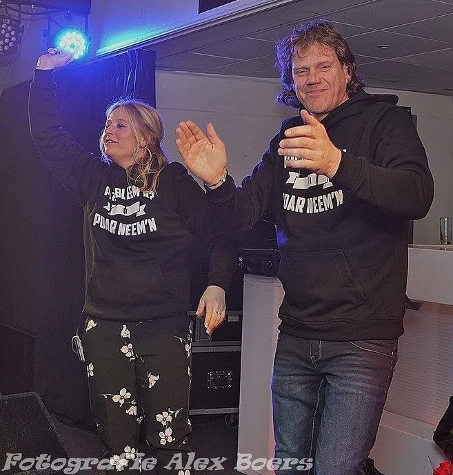 Manderveen vol met Harten 10 fans!! Het Dorpje was zaterdagavond even verdubbeld