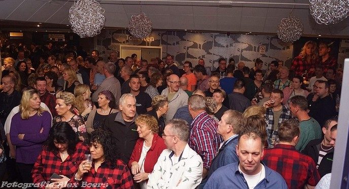 Manderveen vol met Harten 10 fans!! Het Dorpje was zaterdagavond even verdubbeld