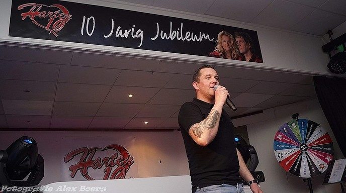 Manderveen vol met Harten 10 fans!! Het Dorpje was zaterdagavond even verdubbeld