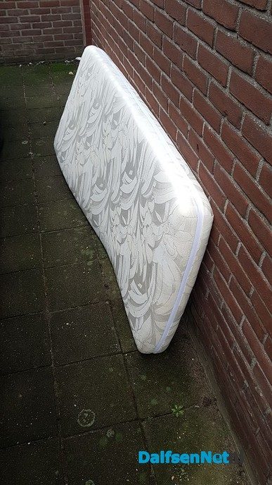 Matras naast huis gelegd - Foto: Ingezonden foto
