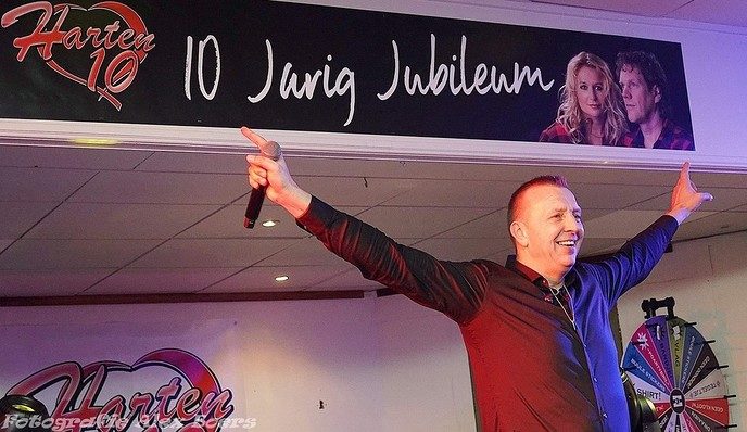 Manderveen vol met Harten 10 fans!! Het Dorpje was zaterdagavond even verdubbeld