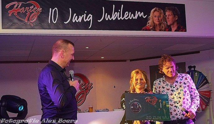 Manderveen vol met Harten 10 fans!! Het Dorpje was zaterdagavond even verdubbeld