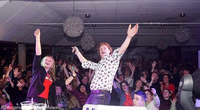 Manderveen vol met Harten 10 fans!! Het Dorpje was zaterdagavond even verdubbeld