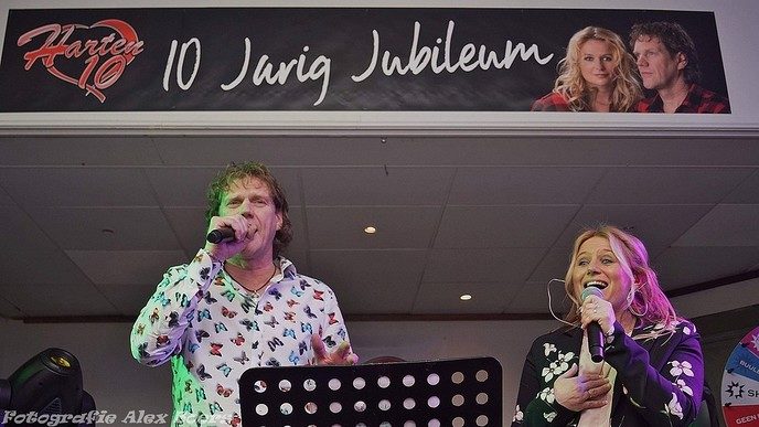 Manderveen vol met Harten 10 fans!! Het Dorpje was zaterdagavond even verdubbeld