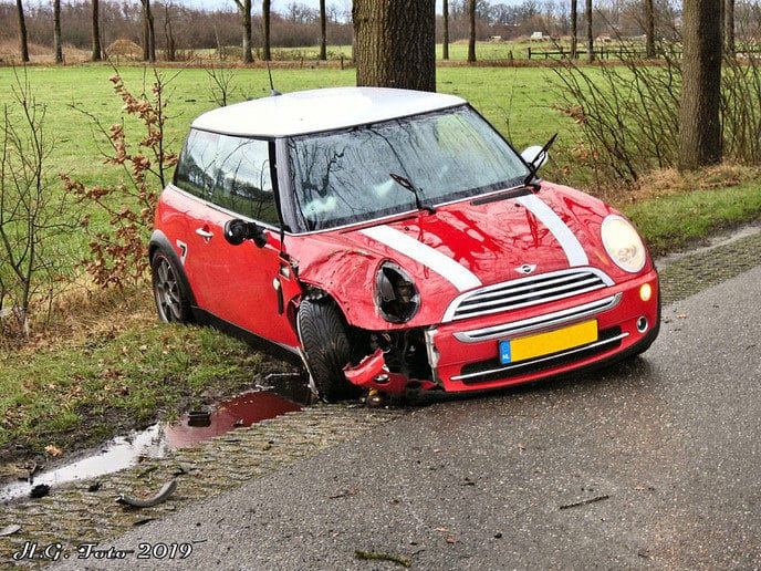 Auto tegen de boom in Nieuwleusen