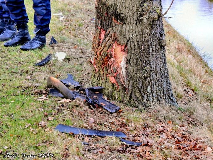 Auto tegen de boom in Nieuwleusen