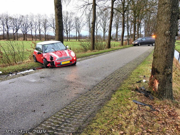 Auto tegen de boom in Nieuwleusen
