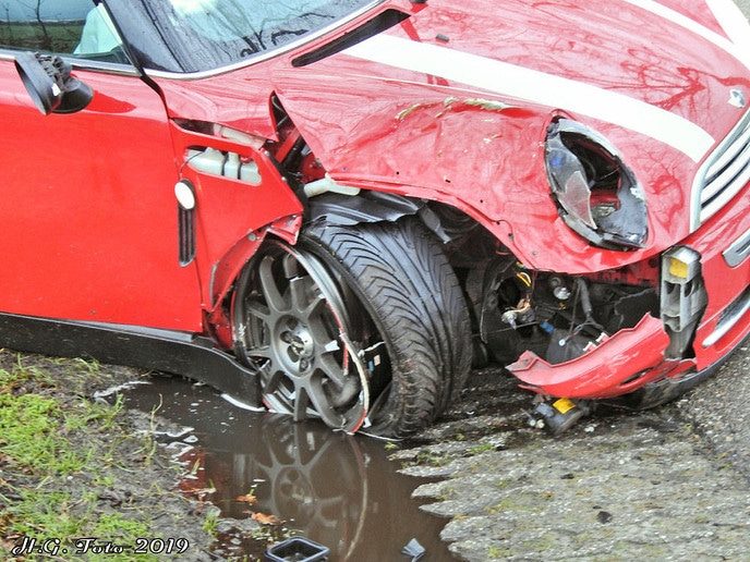 Auto tegen de boom in Nieuwleusen