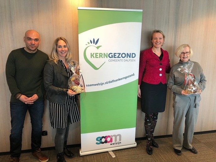 Overhandiging van een alcoholvrij cadeaupakket - Foto: Gemeente Dalfsen