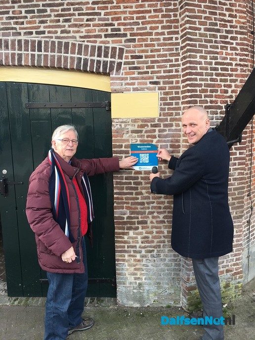 Wethouder ontvangt schildje met QR-code Westermolen - Foto: Ingezonden foto