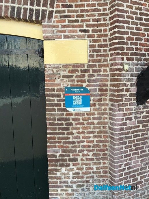 Wethouder ontvangt schildje met QR-code Westermolen - Foto: Ingezonden foto