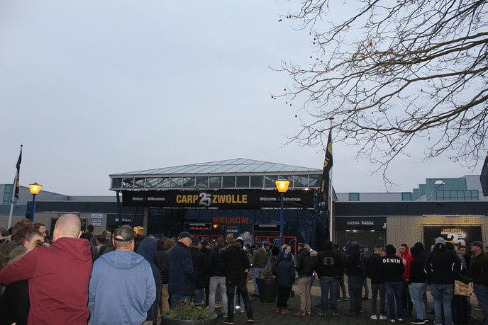 Lange rij voor toegang Karperbeurs - Foto: Eigen geleverde foto